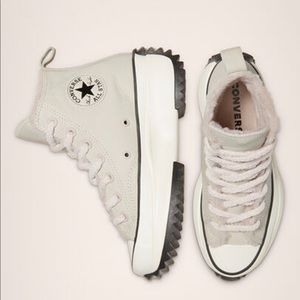 ! Unisex Run Star Hike Platform Sherpa Converse. Men’s 7.0/women’s 8.5